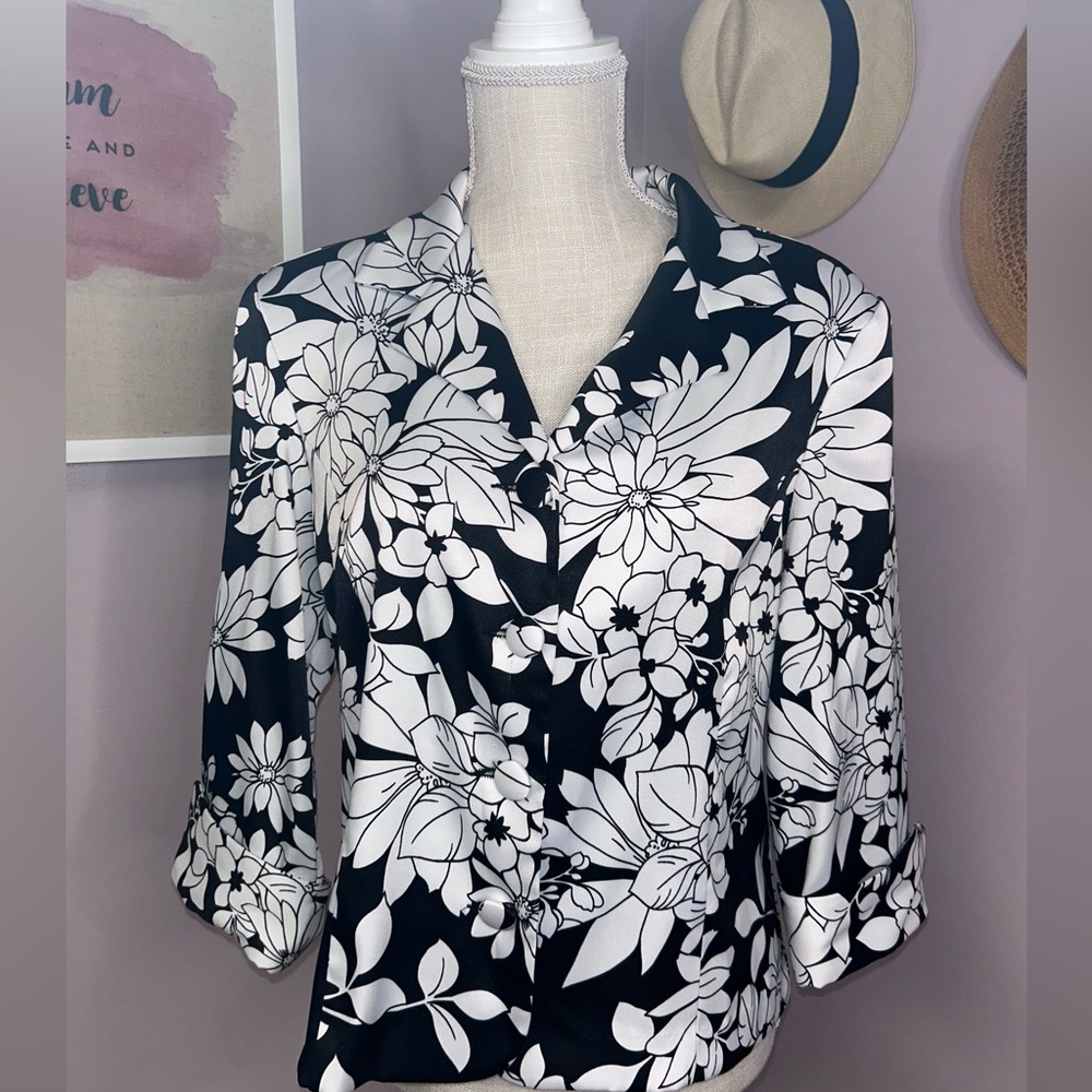 Dressbarn size Medium 3/4 sleeve button up black and white jacket